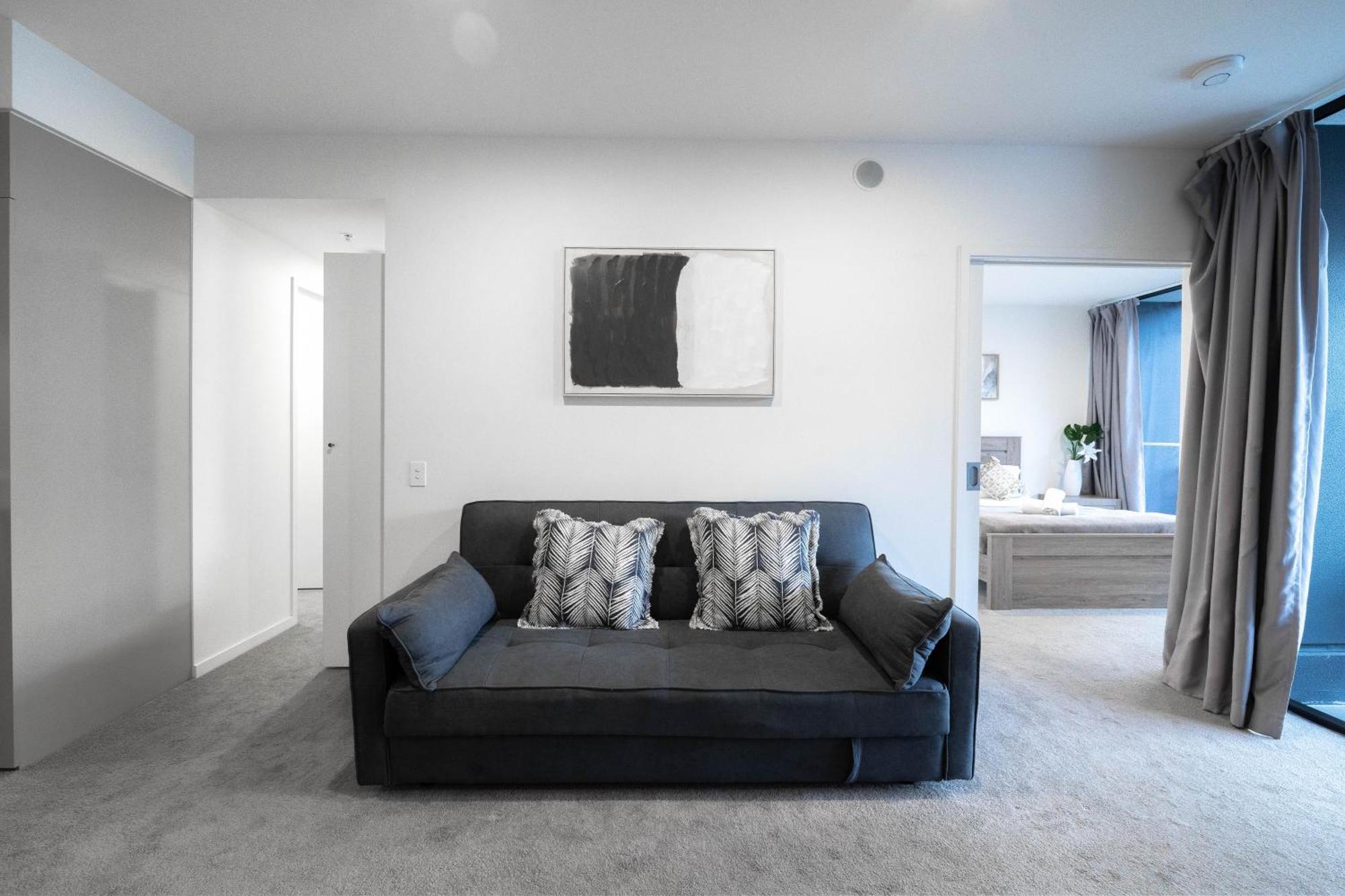 Urban Elegance 2b2b W Parking, Pool South Apartment