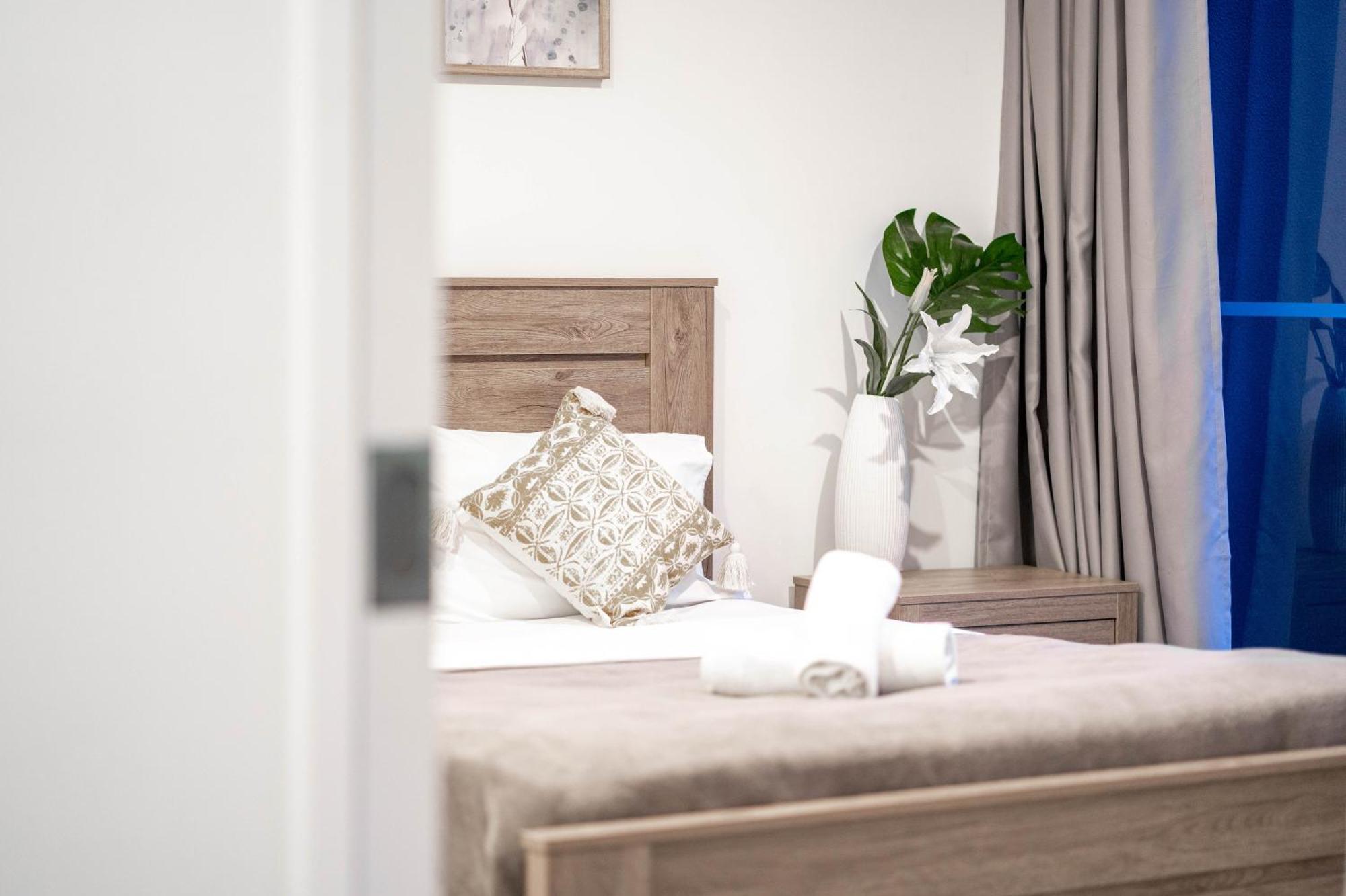 Urban Elegance 2b2b W Parking, Pool South Apartment Brisbane
