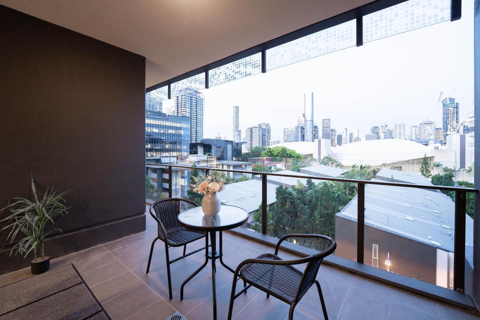 Urban Elegance 2b2b W Parking, Pool South Apartment *